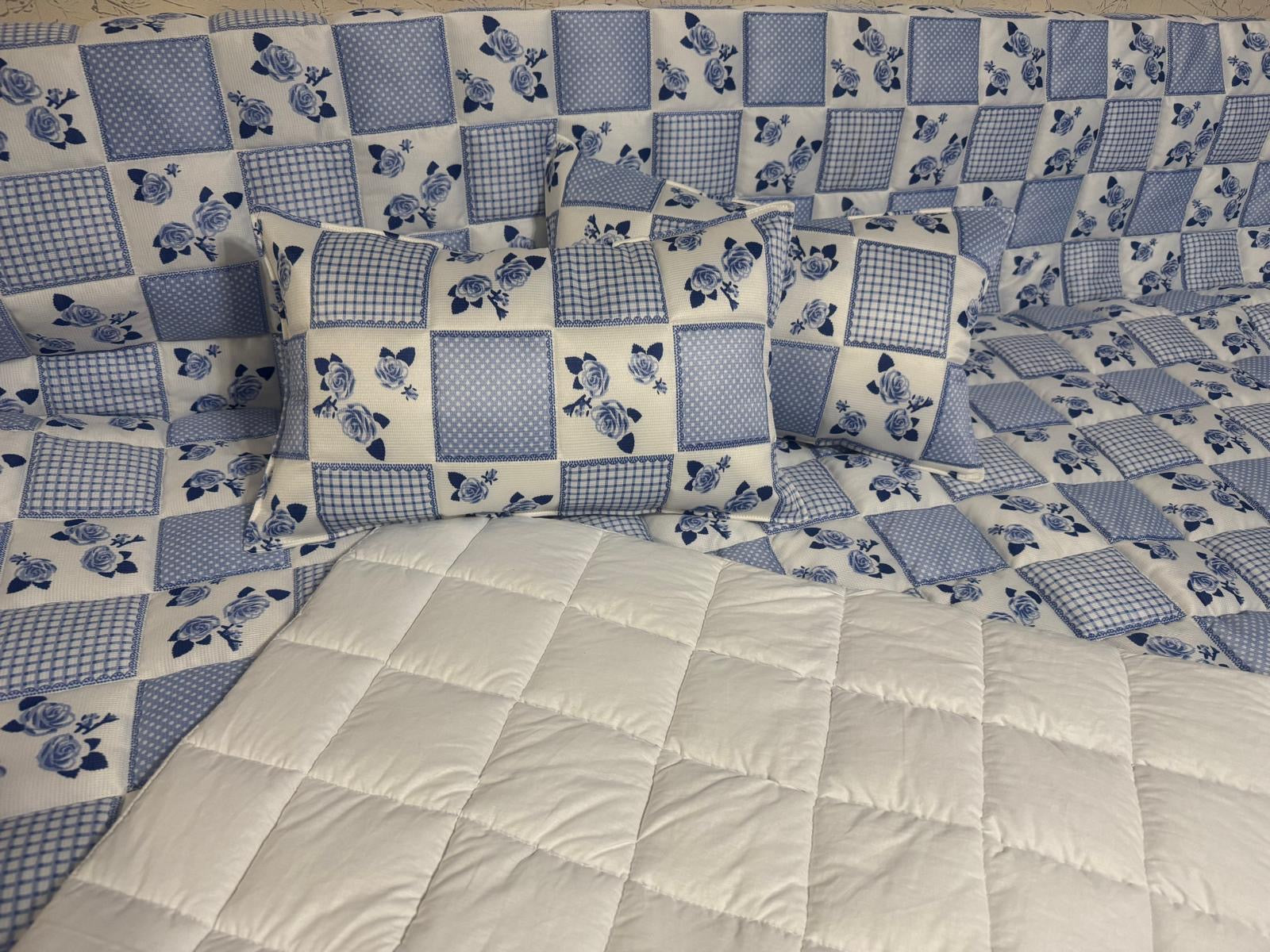 Tagesdecke „Blue Flower“ – Nostalgischer Charme für Ihr Zuhause**