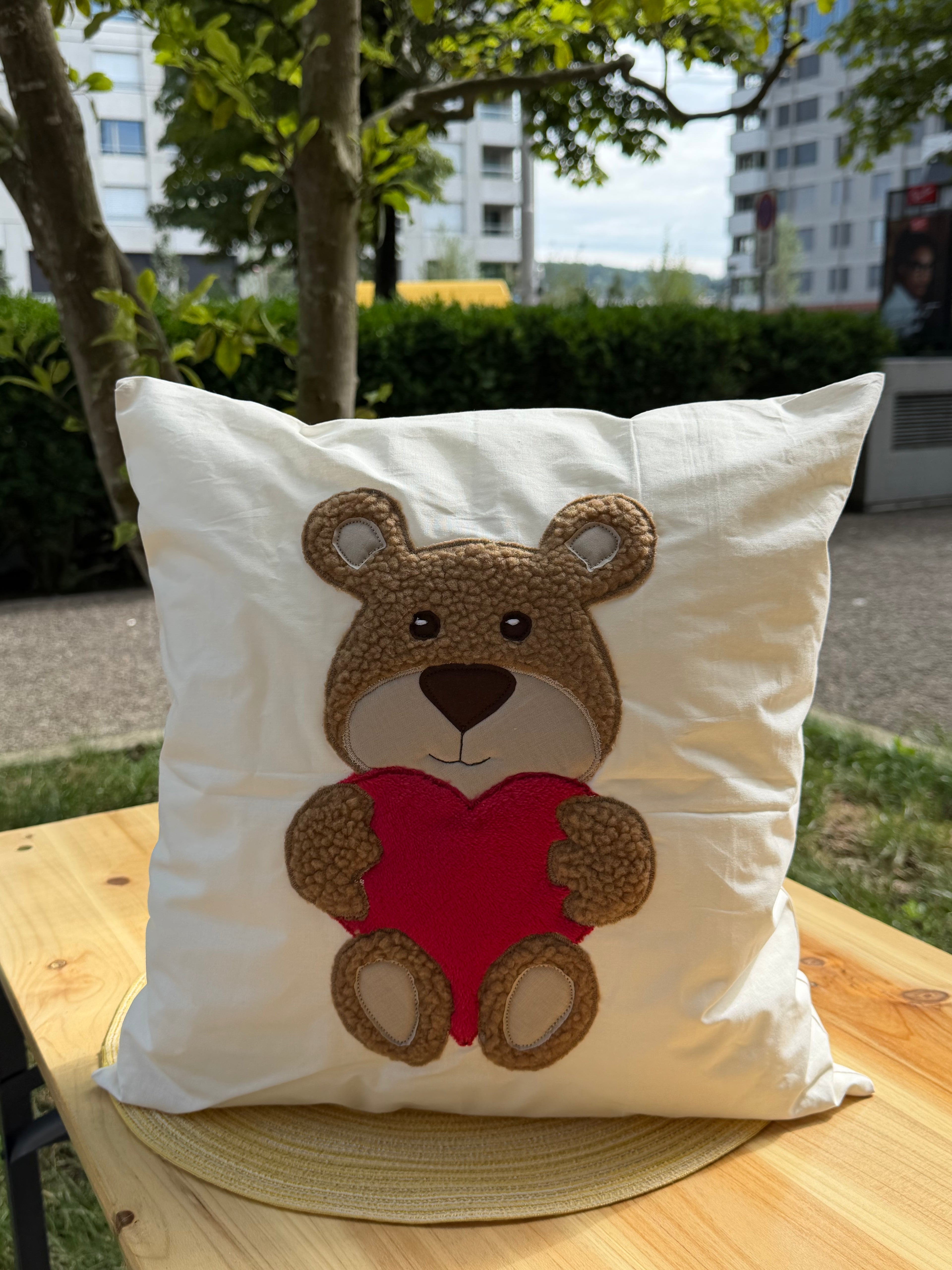 „Kuschelbär mit Herz“ – Handgefertigtes Dekokissen
