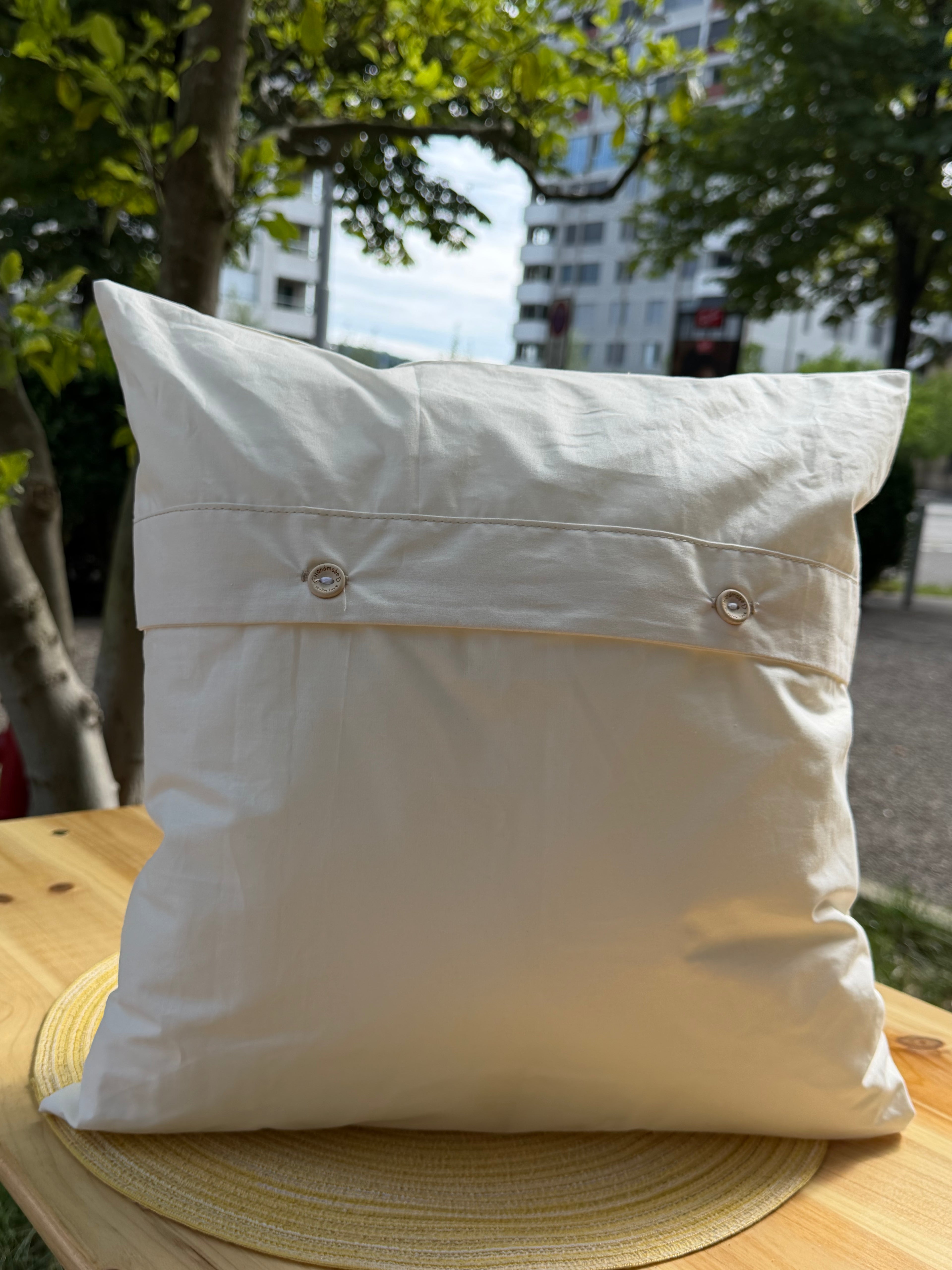 „Kuschelbär mit Herz“ – Handgefertigtes Dekokissen