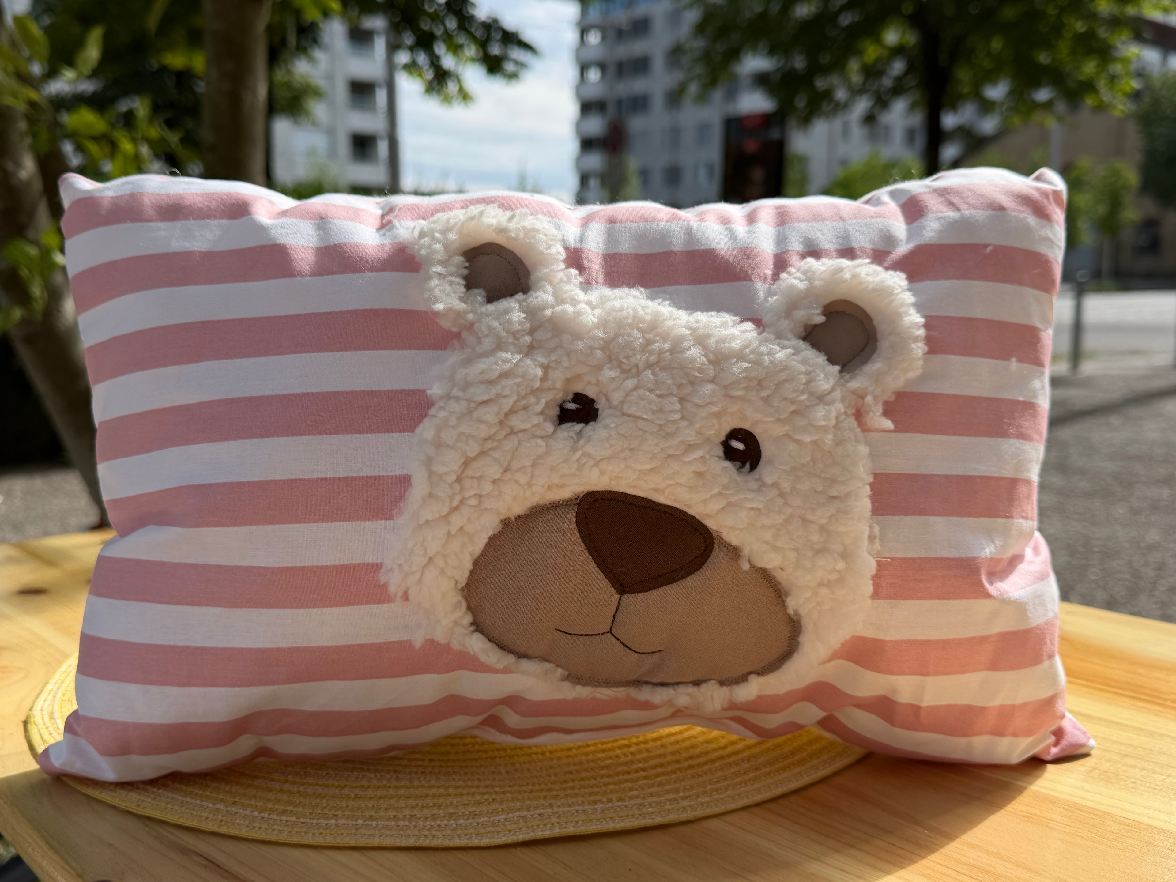 „Zuckersüßer Kuschelbär“ – Streifenkissen in Rosa-Weiß