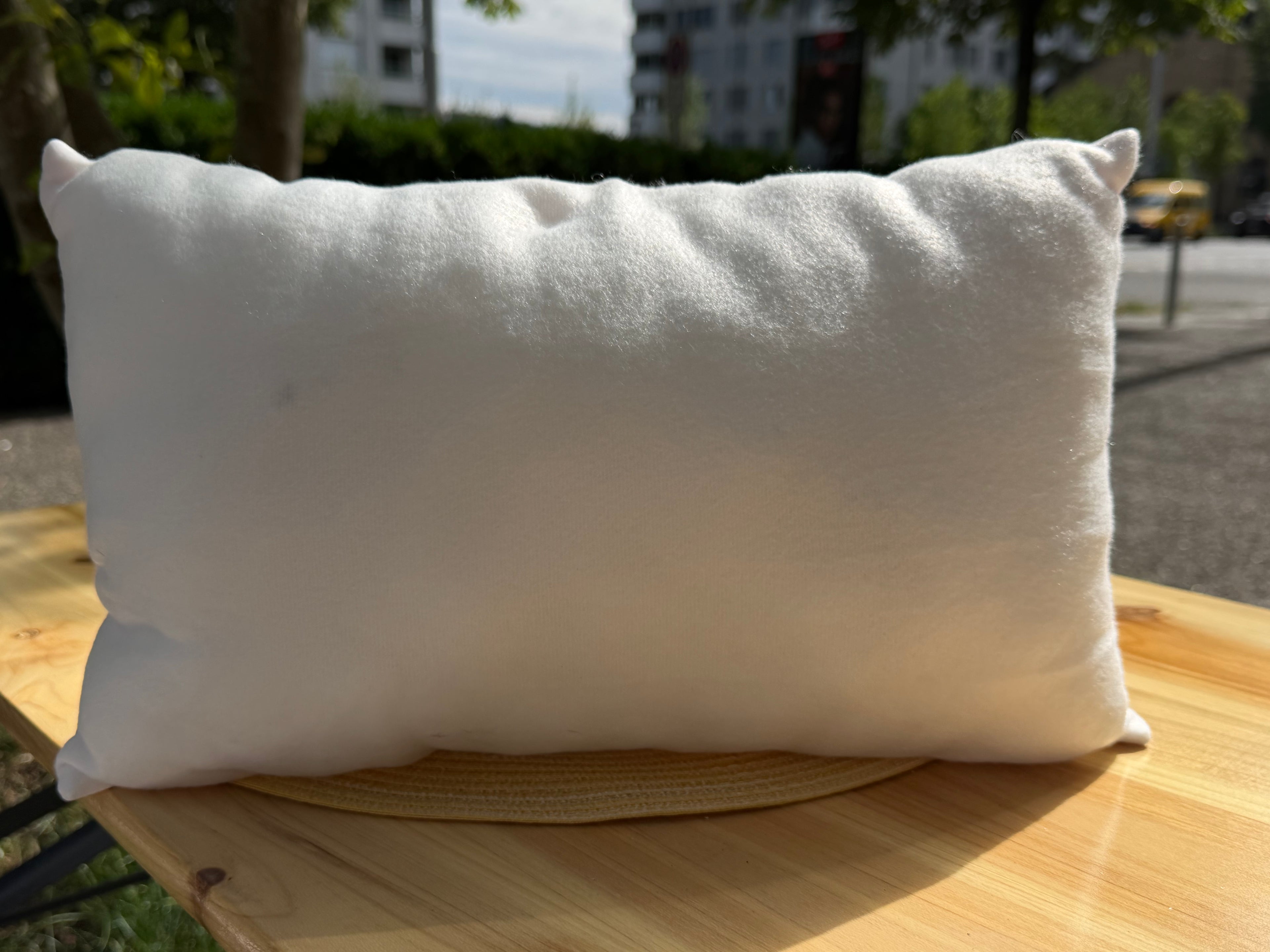 „Zuckersüßer Kuschelbär“ – Streifenkissen in Rosa-Weiß