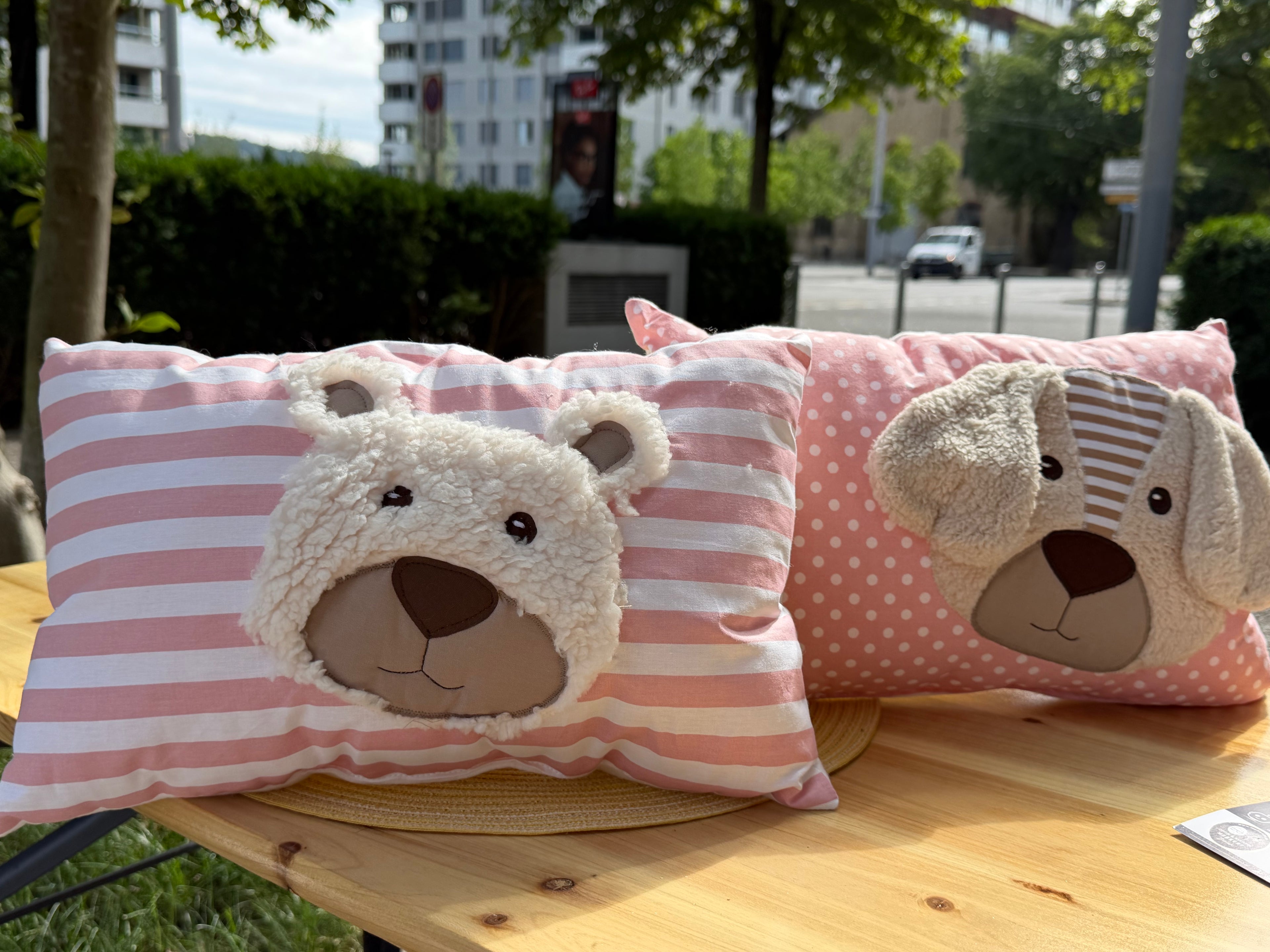 „Zuckersüßer Kuschelbär“ – Streifenkissen in Rosa-Weiß