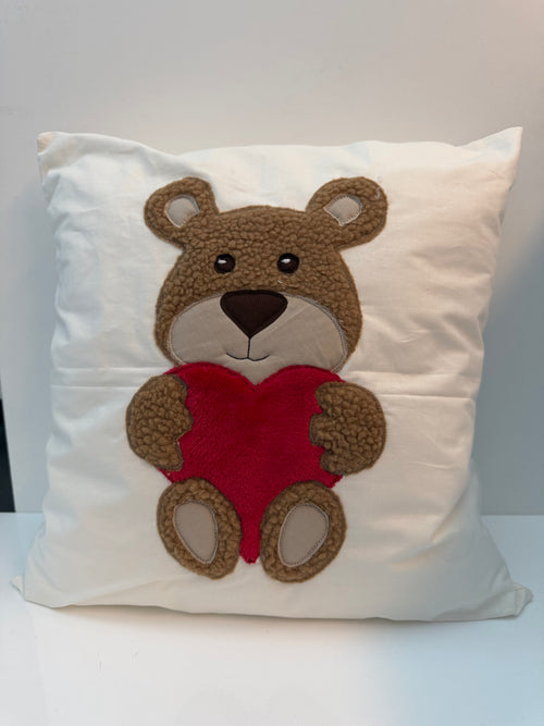 „Kuschelbär mit Herz“ – Handgefertigtes Dekokissen