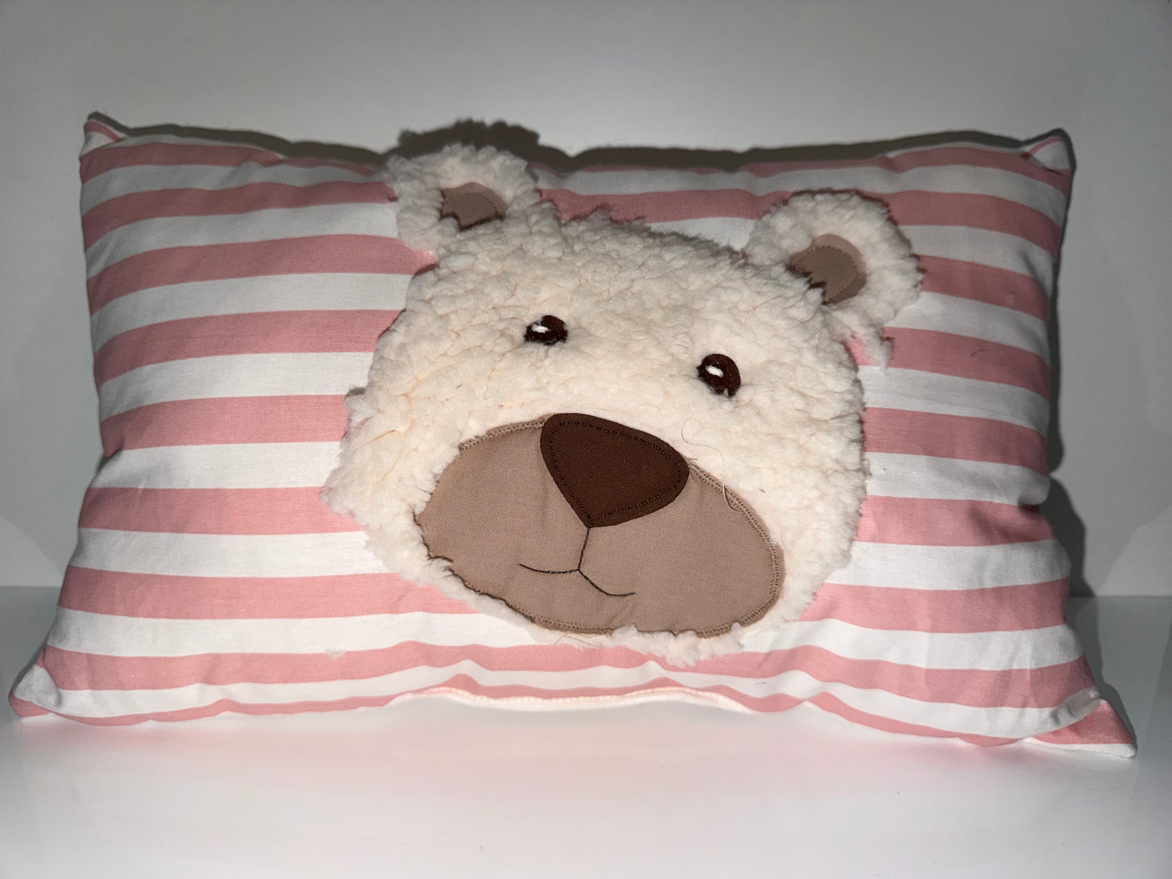 „Zuckersüßer Kuschelbär“ – Streifenkissen in Rosa-Weiß