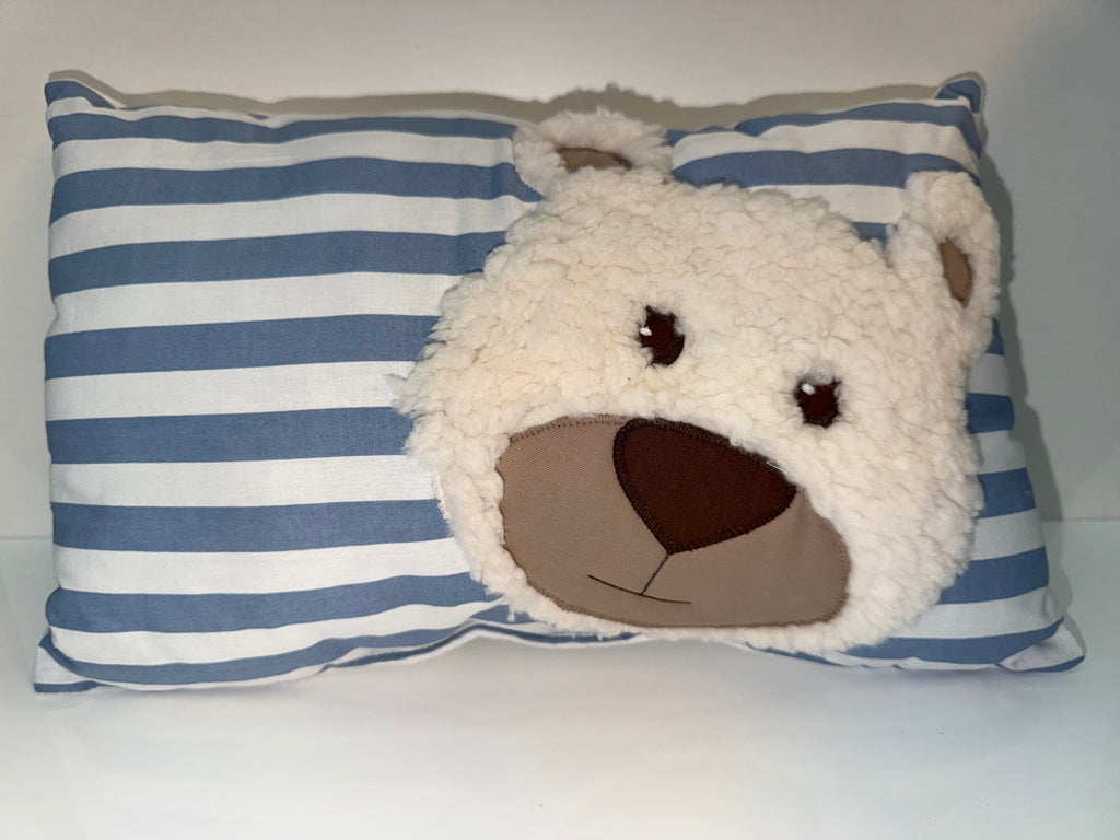 „Zuckersüßer Kuschelbär“ – Streifenkissen in Rosa-Weiß