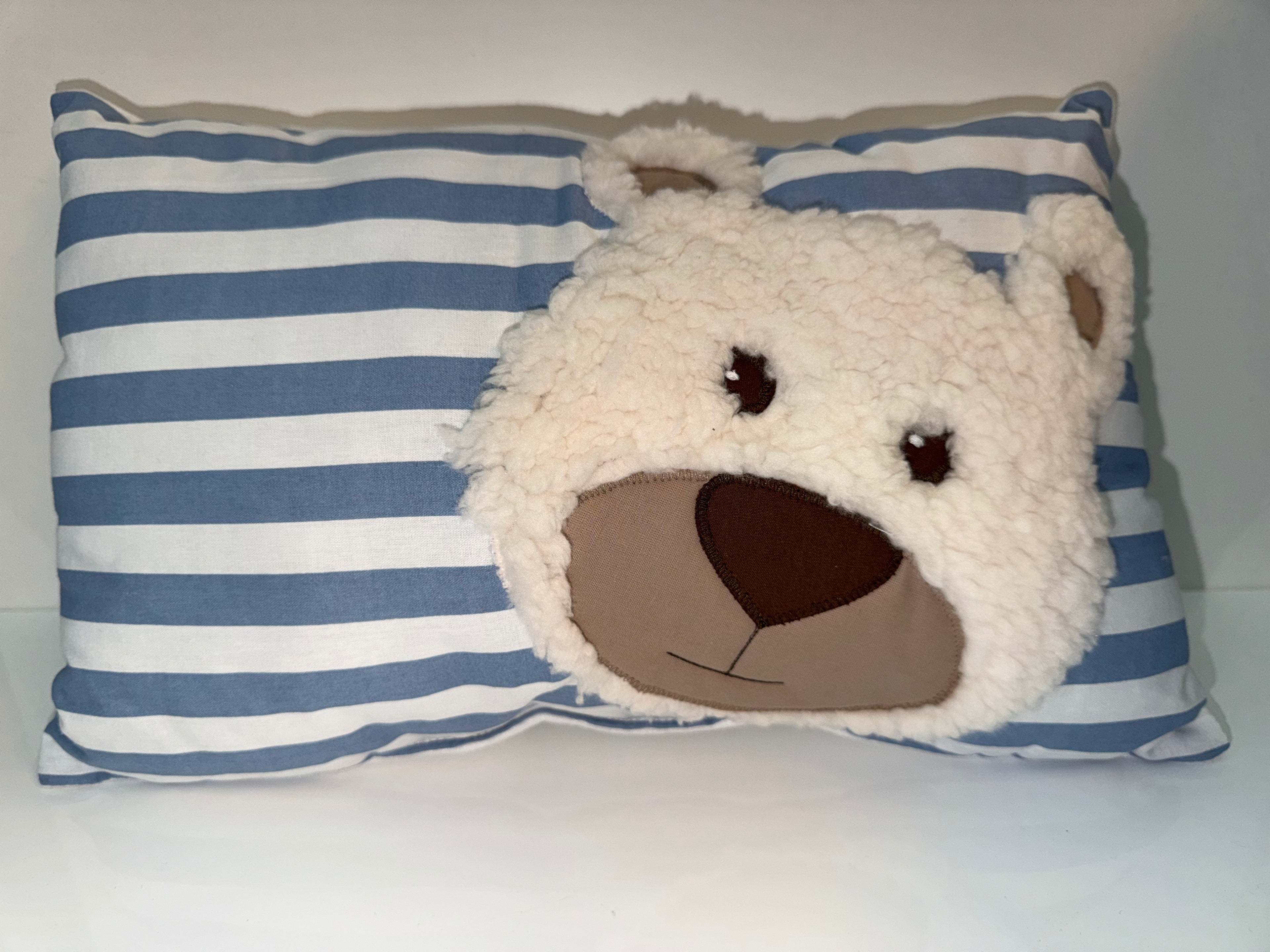„Zuckersüßer Kuschelbär“ – Streifenkissen in Rosa-Weiß